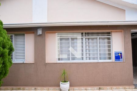 Casa à venda com 200m², 3 quartos e 2 vagas Casa à venda com 200m², 3 quartos e 2 vagasFachada