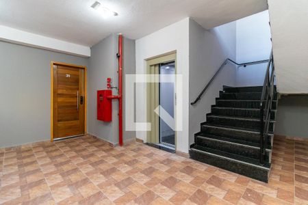 Apartamento à venda com 65m², 3 quartos e sem vaga Apartamento à venda com 65m², 3 quartos e sem vagaHall