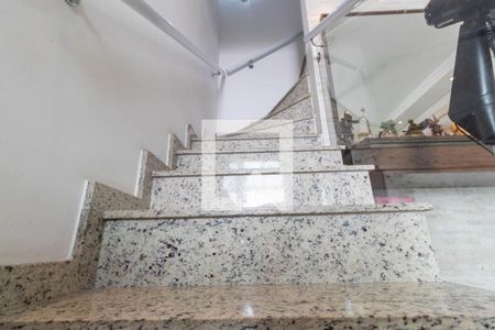 Escada de casa de condomínio para alugar com 2 quartos, 56m² em Vila Pierina, São Paulo