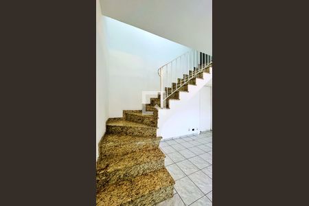 Escada de casa para alugar com 2 quartos, 125m² em Camargos, Guarulhos