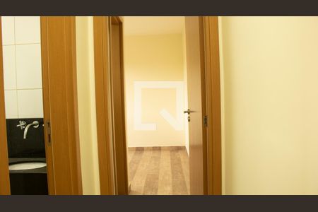 Corredor de apartamento para alugar com 2 quartos, 54m² em Quitaúna, Osasco