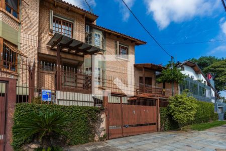 Casa à venda com 150m², 2 quartos e 3 vagas Casa à venda com 150m², 2 quartos e 3 vagasFachada