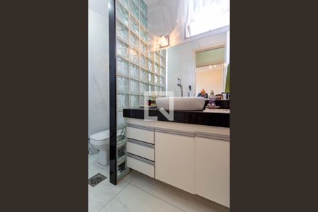 Banheiro de apartamento à venda com 1 quarto, 47m² em Santa Efigênia, Belo Horizonte