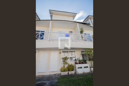 Casa de condomínio para alugar com 99m², 3 quartos e 1 vaga Casa de condomínio para alugar com 99m², 3 quartos e 1 vagaFachada