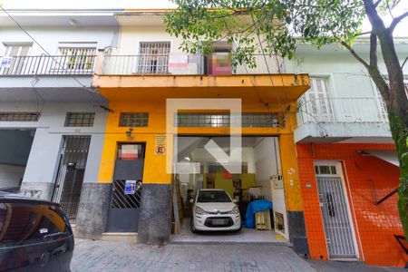 Casa à venda com 186m², 2 quartos e 5 vagas Casa à venda com 186m², 2 quartos e 5 vagasFachada