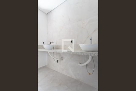 Casa à venda com 207m², 3 quartos e 3 vagasBanheiro da Semi - Suíte 1 e 2