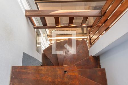 Casa à venda com 175m², 4 quartos e 2 vagasEscada de acesso área externa