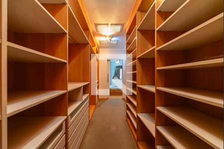 Casa à venda com 300m², 4 quartos e 4 vagas Casa à venda com 300m², 4 quartos e 4 vagasCloset do Quarto 4