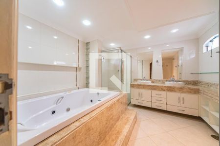 Casa à venda com 300m², 4 quartos e 4 vagas Casa à venda com 300m², 4 quartos e 4 vagasBanheiro do Quarto 4