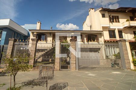 Casa à venda com 300m², 3 quartos e 4 vagas Casa à venda com 300m², 3 quartos e 4 vagasFachada