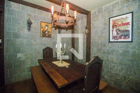 Casa à venda com 300m², 3 quartos e 4 vagas Casa à venda com 300m², 3 quartos e 4 vagasAdega