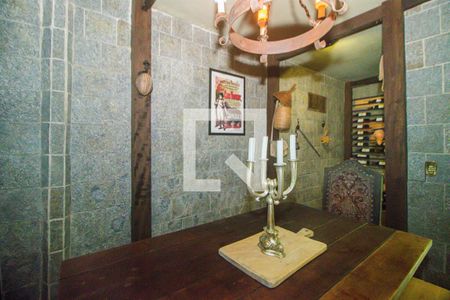 Casa à venda com 300m², 3 quartos e 4 vagas Casa à venda com 300m², 3 quartos e 4 vagasAdega