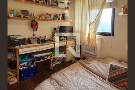 Apartamento à venda com 159m², 4 quartos e 3 vagasQuarto 2