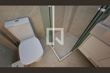Detalhe do banheiro de kitnet/studio para alugar com 1 quarto, 30m² em Gonzaga, Santos