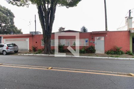 Casa para alugar com 500m², 3 quartos e 3 vagas Casa para alugar com 500m², 3 quartos e 3 vagasFachada