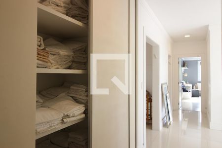 Casa à venda com 700m², 4 quartos e 5 vagasArmario - Corredor