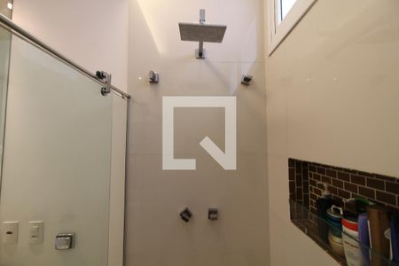 Casa à venda com 700m², 4 quartos e 5 vagasBanheiro da Suíte 2