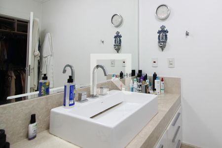 Casa à venda com 700m², 4 quartos e 5 vagasBanheiro da Suíte master