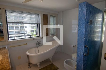 Apartamento à venda com 364m², 4 quartos e 3 vagasBanheiro da Suíte