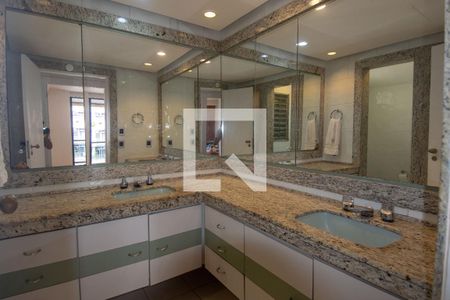 Apartamento à venda com 364m², 4 quartos e 3 vagasBanheiro 3