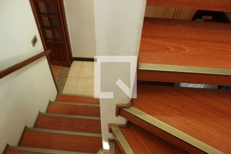 Casa à venda com 150m², 3 quartos e 2 vagasEscada