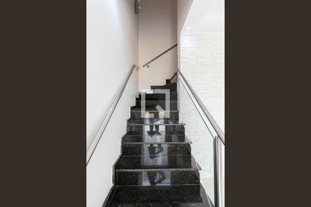 Escada de casa de condomínio para alugar com 2 quartos, 87m² em Vila Ré, São Paulo