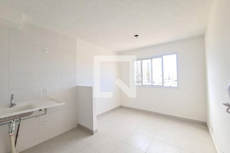 Sala, cozinha e área de serviço de apartamento para alugar com 2 quartos, 32m² em Vila Ema, São Paulo