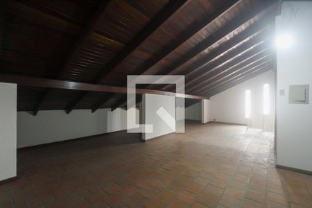 Casa para alugar com 388m², 4 quartos e 2 vagasSótão