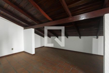 Casa para alugar com 388m², 4 quartos e 2 vagasSótão