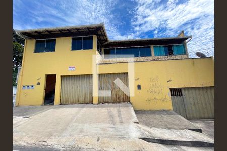 Casa à venda com 330m², 2 quartos e 4 vagas Casa à venda com 330m², 2 quartos e 4 vagasFachada