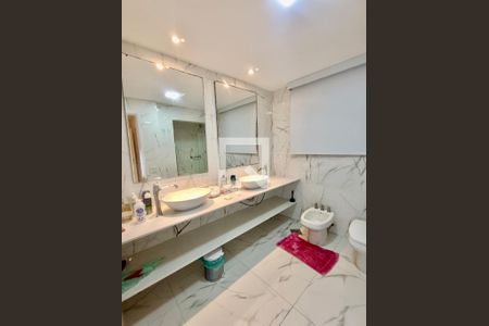 Apartamento à venda com 300m², 4 quartos e 4 vagas Apartamento à venda com 300m², 4 quartos e 4 vagasSuíte banheiro