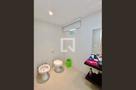 Apartamento à venda com 300m², 4 quartos e 4 vagas Apartamento à venda com 300m², 4 quartos e 4 vagasBanheiro social
