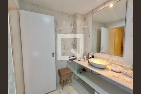 Apartamento à venda com 300m², 4 quartos e 4 vagas Apartamento à venda com 300m², 4 quartos e 4 vagasSuíte banheiro