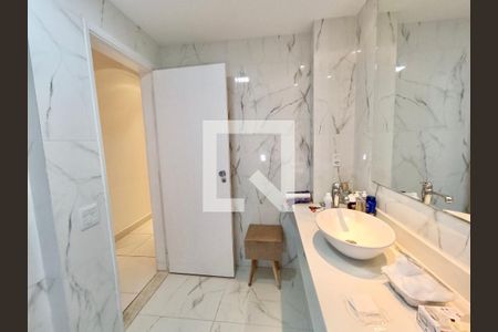 Apartamento à venda com 300m², 4 quartos e 4 vagas Apartamento à venda com 300m², 4 quartos e 4 vagasSuíte banheiro