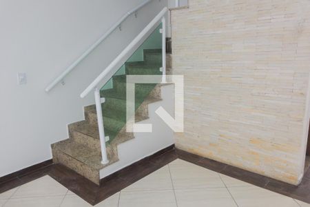 Sala - Escada de casa para alugar com 3 quartos, 140m² em Vila São Francisco (zona Leste), São Paulo