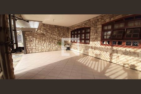 Casa à venda com 284m², 6 quartos e 3 vagas Casa à venda com 284m², 6 quartos e 3 vagasGaragem