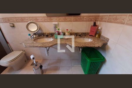 Casa à venda com 284m², 6 quartos e 3 vagas Casa à venda com 284m², 6 quartos e 3 vagasBanheiro Social de Cima