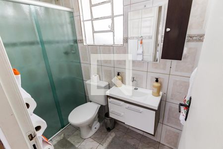 Banheiro de apartamento à venda com 2 quartos, 54m² em Parque Pinheiros, Taboão da Serra