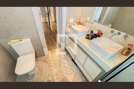 Apartamento à venda com 177m², 3 quartos e 3 vagas Apartamento à venda com 177m², 3 quartos e 3 vagasBanheiro da Suíte