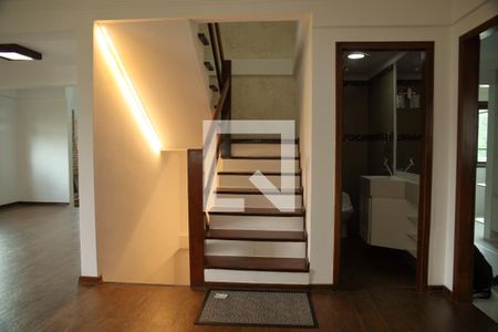 Acesso andar superior de casa de condomínio para alugar com 5 quartos, 450m² em Parque Terra Nova Ii, São Bernardo do Campo