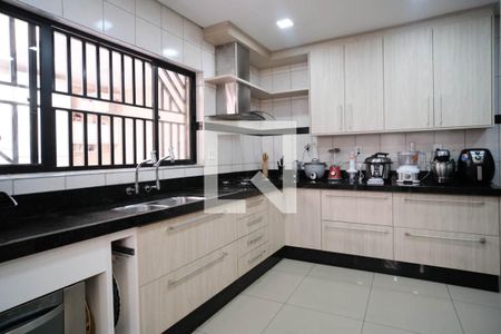 Casa à venda com 320m², 4 quartos e 4 vagasCozinha 