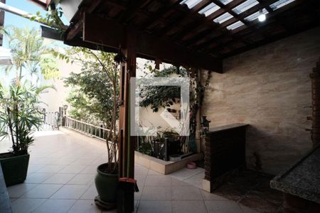 Casa à venda com 320m², 4 quartos e 4 vagasÁrea de serviço 