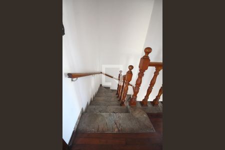 Casa à venda com 300m², 5 quartos e 3 vagasEscada