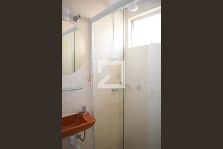 Banheiro  de kitnet/studio para alugar com 1 quarto, 28m² em Cristo Rei, Curitiba