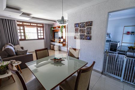 Sala de casa à venda com 4 quartos, 210m² em Castelo, Belo Horizonte