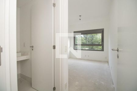Suite 1- vista banheiro e entrada de apartamento à venda com 4 quartos, 224m² em Ibirapuera, São Paulo