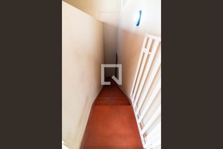 Casa à venda com 270m², 4 quartos e 3 vagas Casa à venda com 270m², 4 quartos e 3 vagasEscada