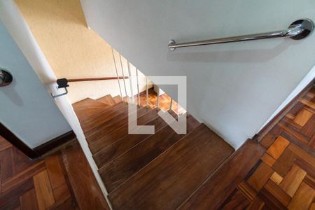 Casa à venda com 270m², 4 quartos e 3 vagas Casa à venda com 270m², 4 quartos e 3 vagasEscada