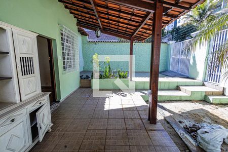 Casa à venda com 240m², 6 quartos e 2 vagasVaranda / vaga de garagem