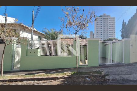 Casa à venda com 240m², 6 quartos e 2 vagasFachada